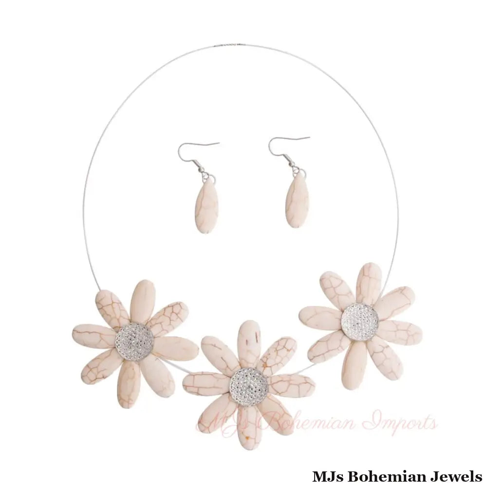 Ivory Triple Flower Wire Collar