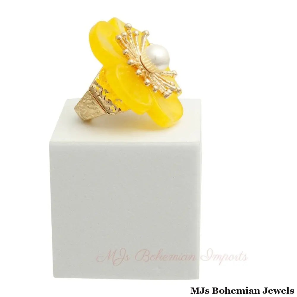 Marbled Yellow Flower Gold Ring